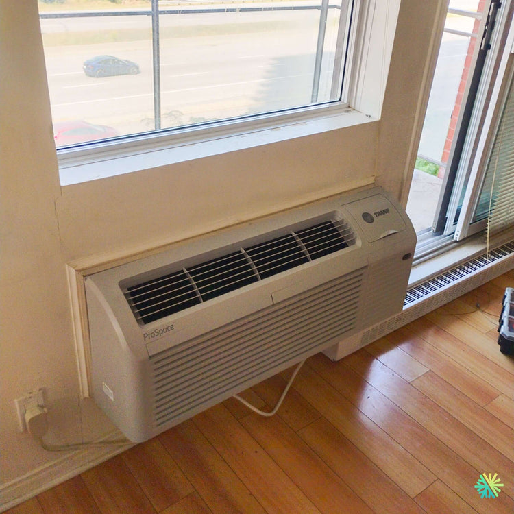 Installation d’un PTAC TRANE ProSpace sous une fenêtre près d’une porte-patio à Saint-Simon