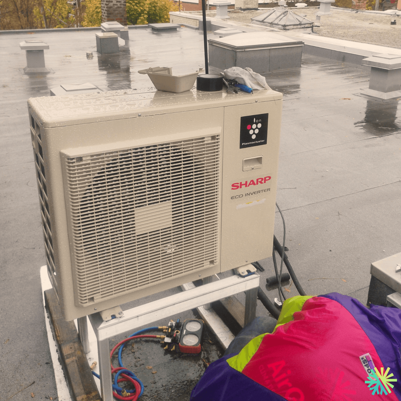 Installation d’une thermopompe murale Sharp ZU1 sur toit plat à Ville-Marie (Montréal)