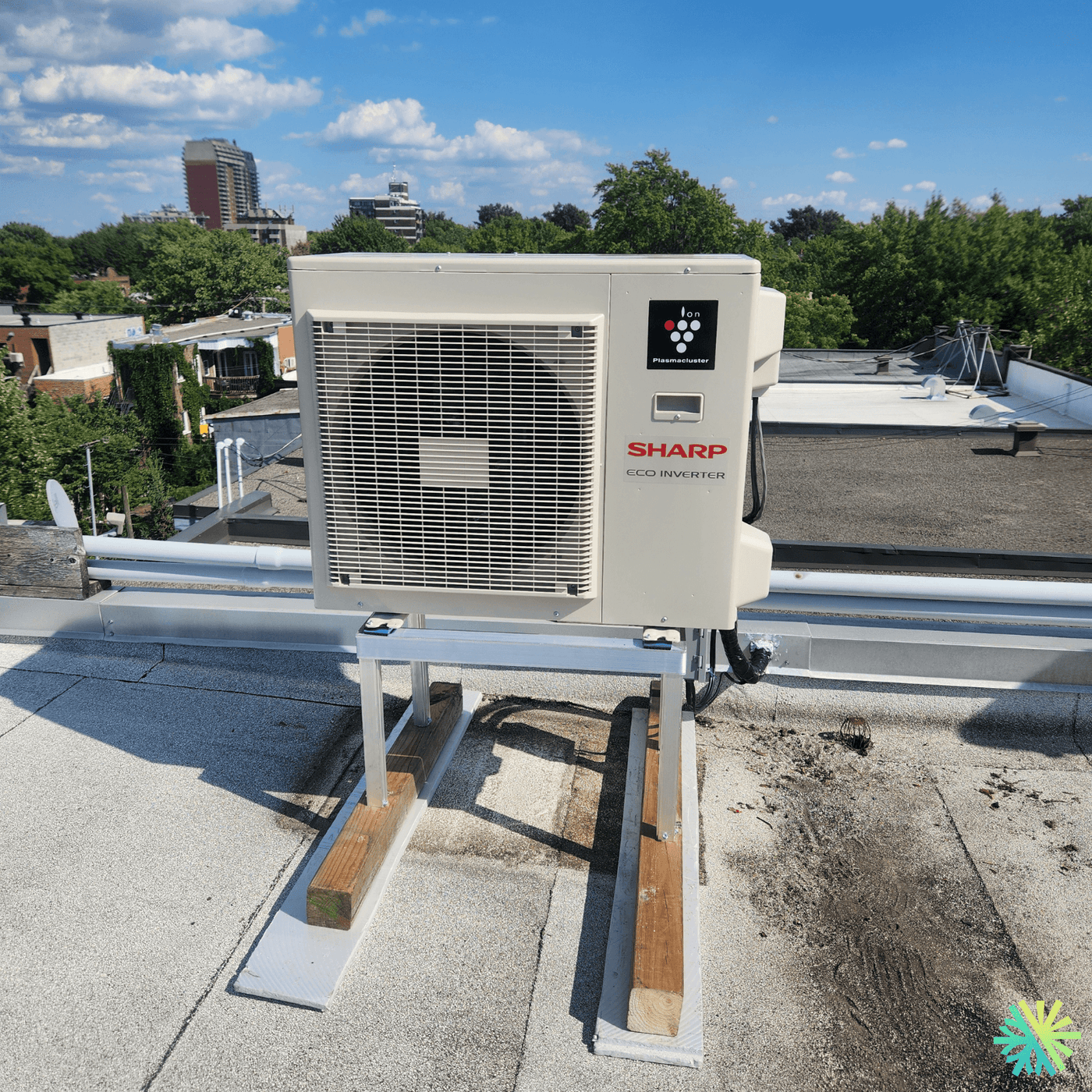 Installation d’une thermopompe murale Sharp sur toit plat à Rosemont–La Petite-Patrie