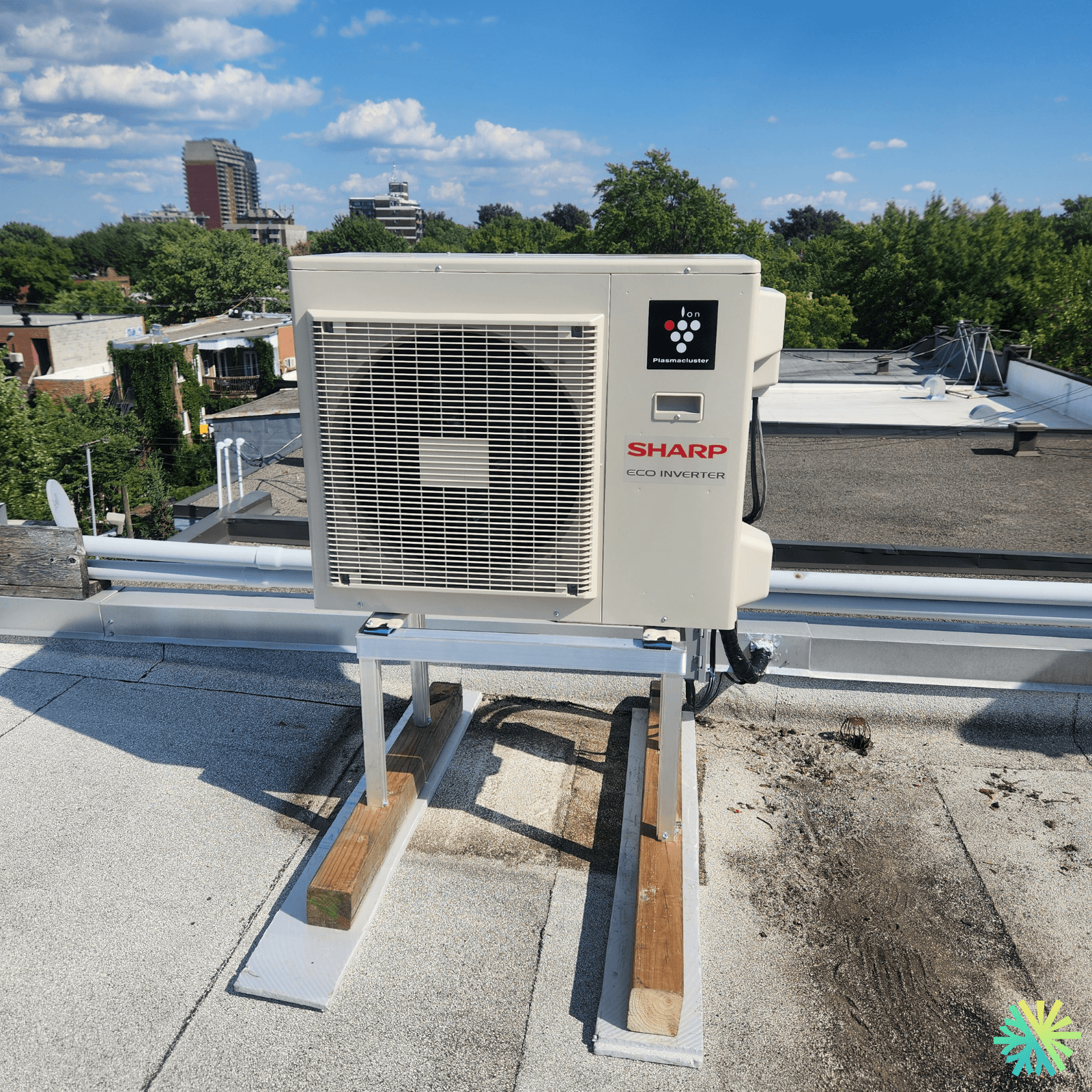 Installation d’une thermopompe murale Sharp sur toit plat à Rosemont–La Petite-Patrie