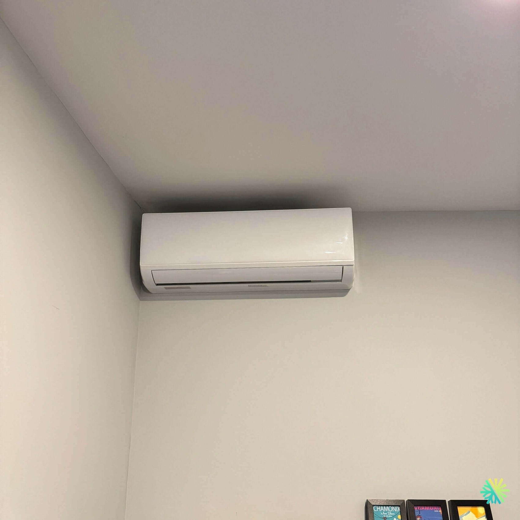Installation d’une thermopompe murale Gree dans un condo à Saint-Laurent