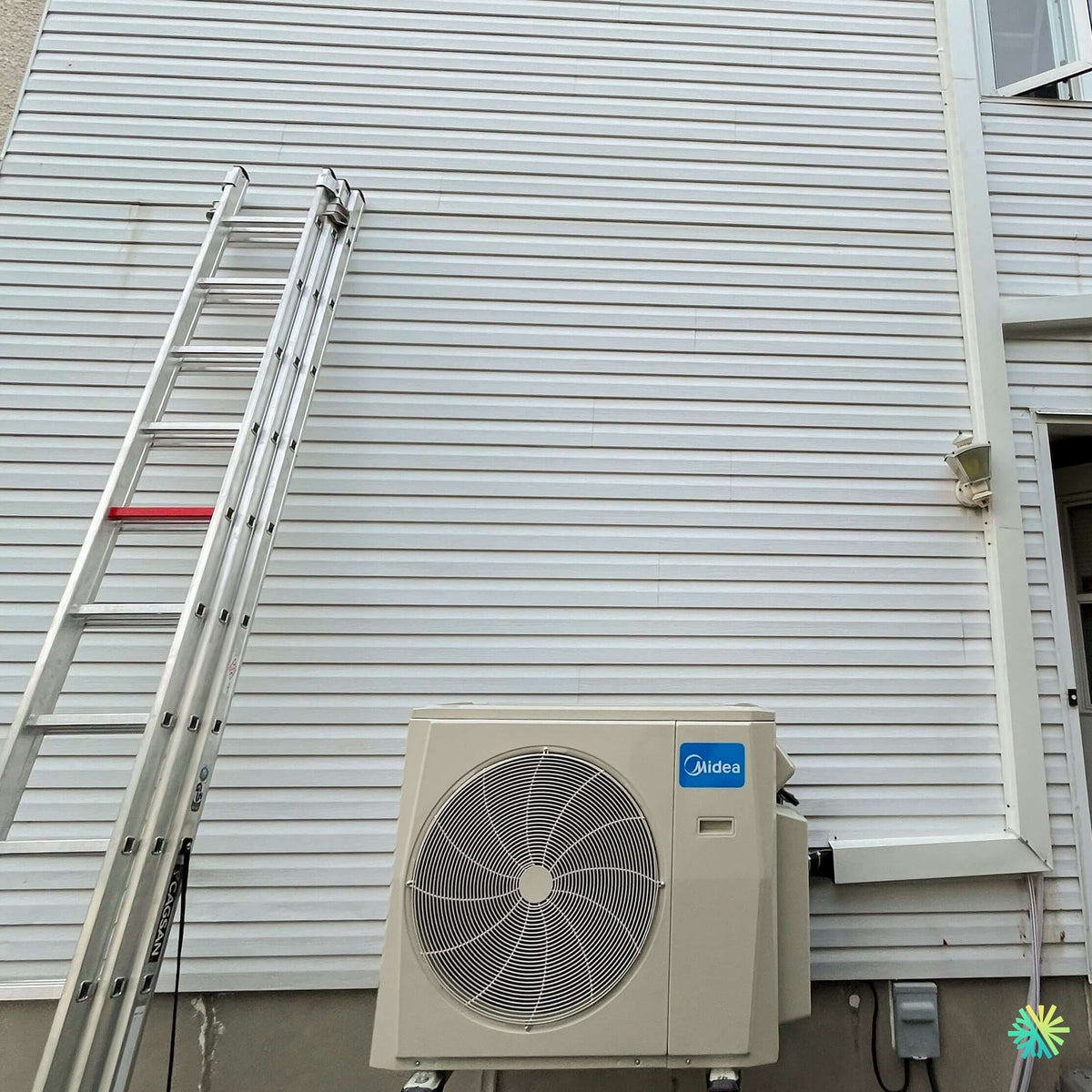 Installation d’une thermopompe double zone MIDEA MIDEA28 de 27 000 BTU à Otterburn Park, sur la Rive-Sud de Montréal