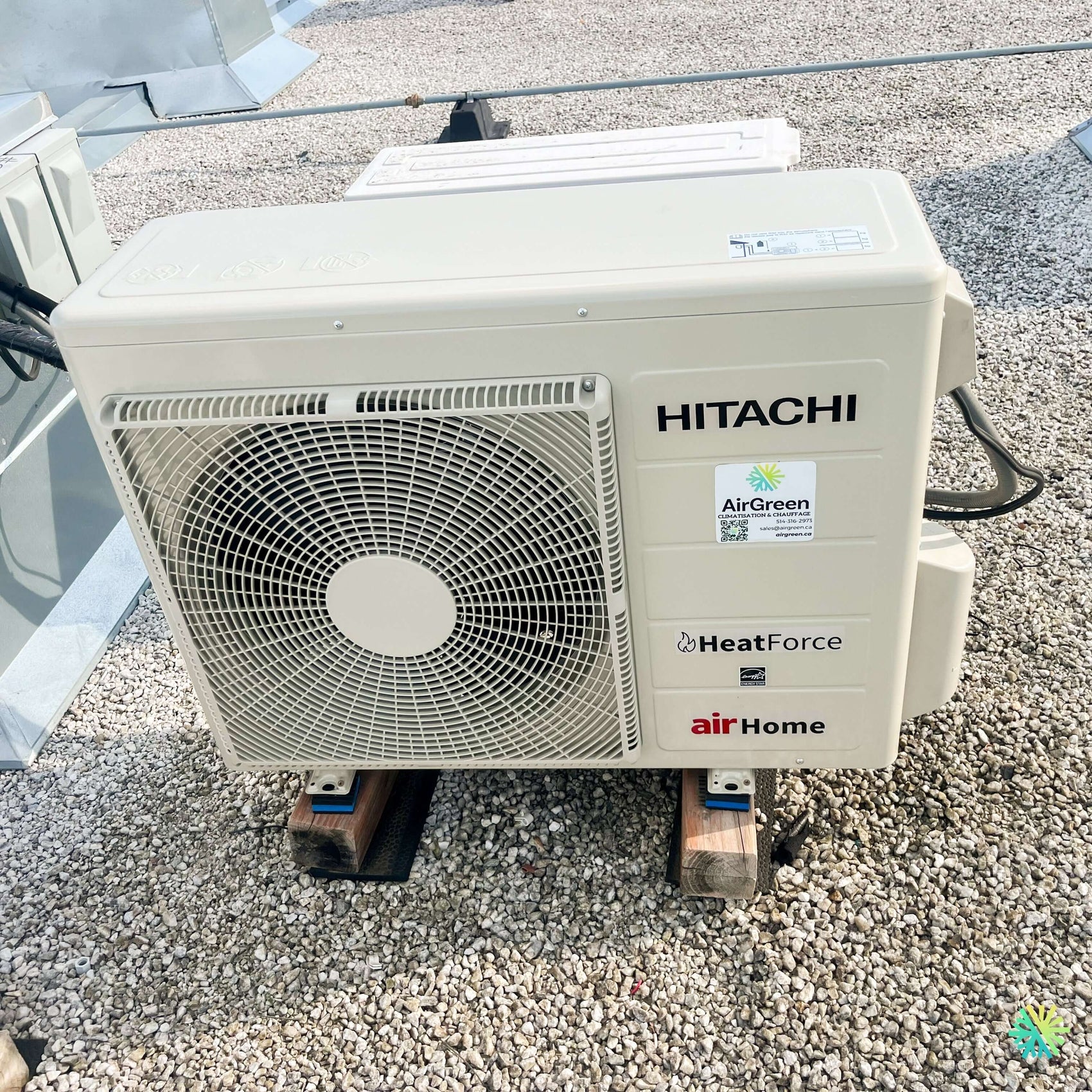Installation d’une thermopompe murale Hitachi airHome 800 sur un toit plat à Laval-Ouest, Laval
