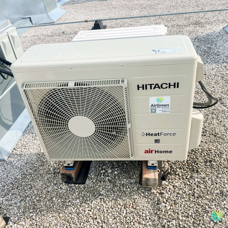 Installation d’une thermopompe murale Hitachi airHome 800 sur un toit plat à Laval-Ouest, Laval