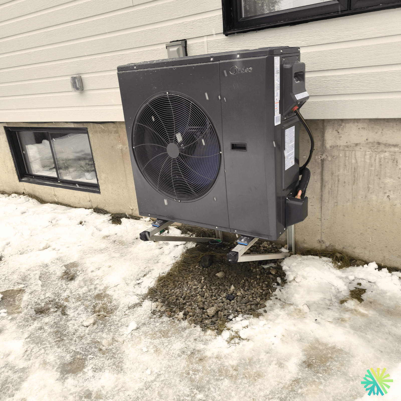 Installation d’une thermopompe Midea à Sainte-Dorothée (Laval) : performance hivernale et installation propre sur support mural