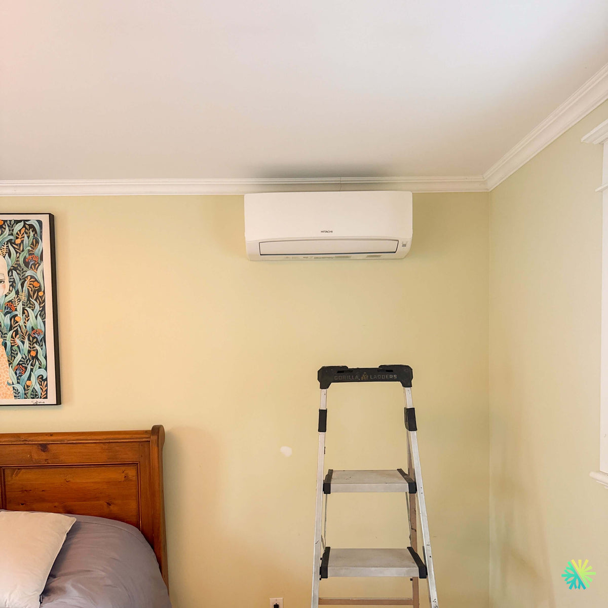 Installation d’une thermopompe murale Hitachi airHome 400 dans une chambre à Senneville, dans l’ouest de Montréal