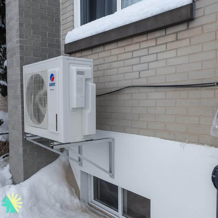 Installation d'une Thermopompe Murale Sharp ZU à Rivière-des-Prairies–Pointe-aux-Trembles, Montréal sur un mur extérieur