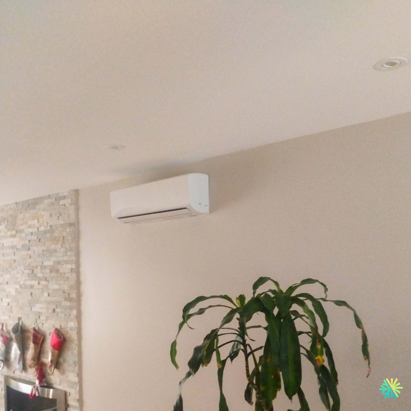 Installation d’une thermopompe murale GREE CHARMO R32 Mini Split à Lachine : une intégration discrète et efficace dans un espace de vie résidentiel