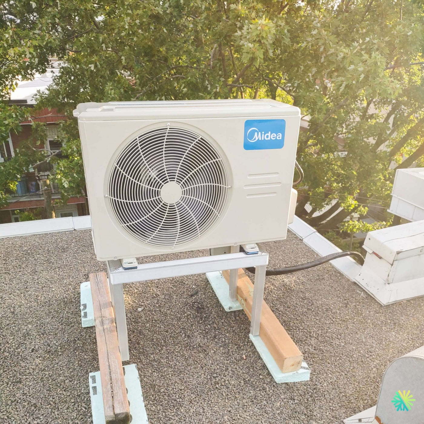 Installation d’une thermopompe murale MIDEA35 12 000 BTU au Vieux-Port de Montréal : une solution compacte, discrète et efficace pour un toit urbain