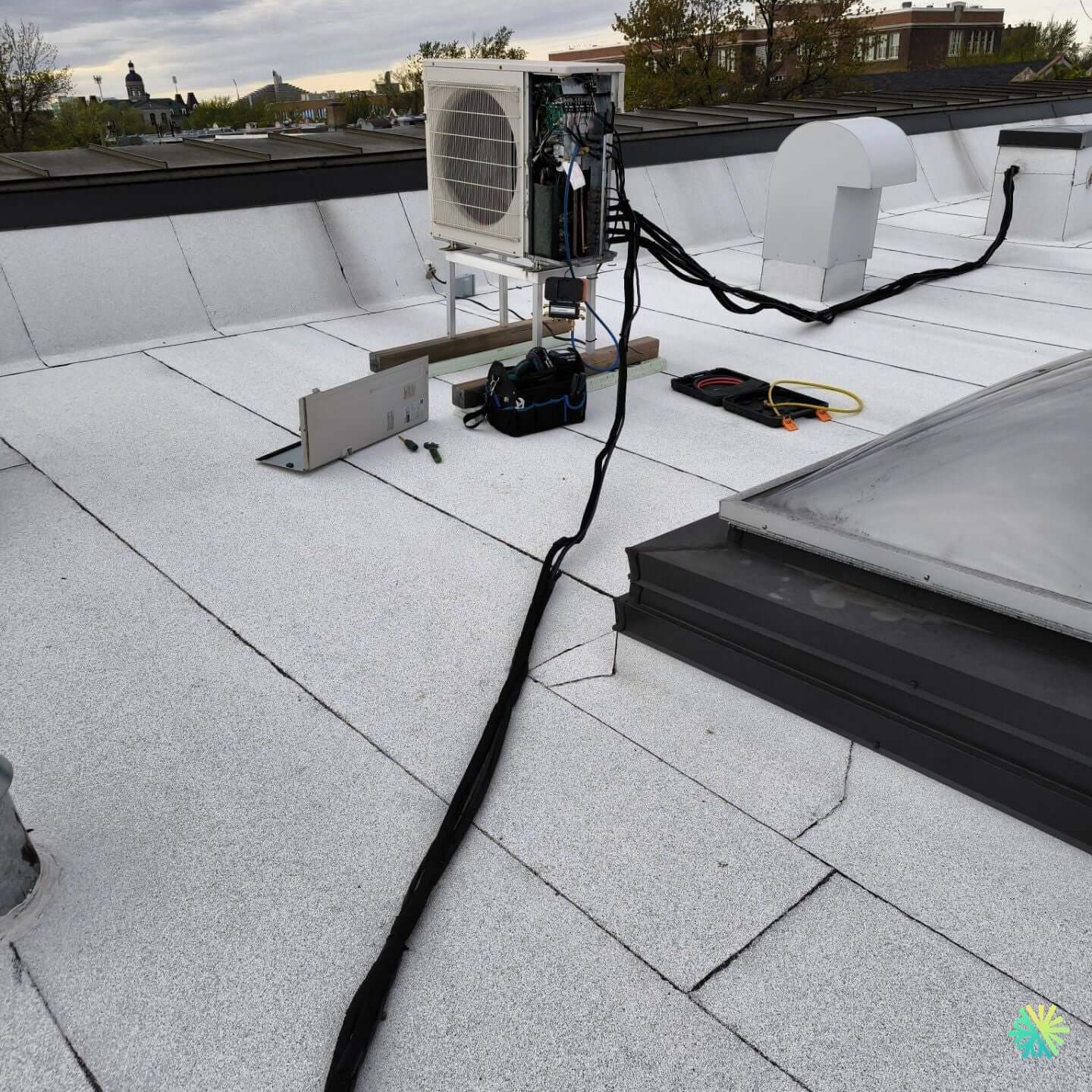 Réparation d’une thermopompe Midea sur toit plat à Côte-des-Neiges–Notre-Dame-de-Grâce
