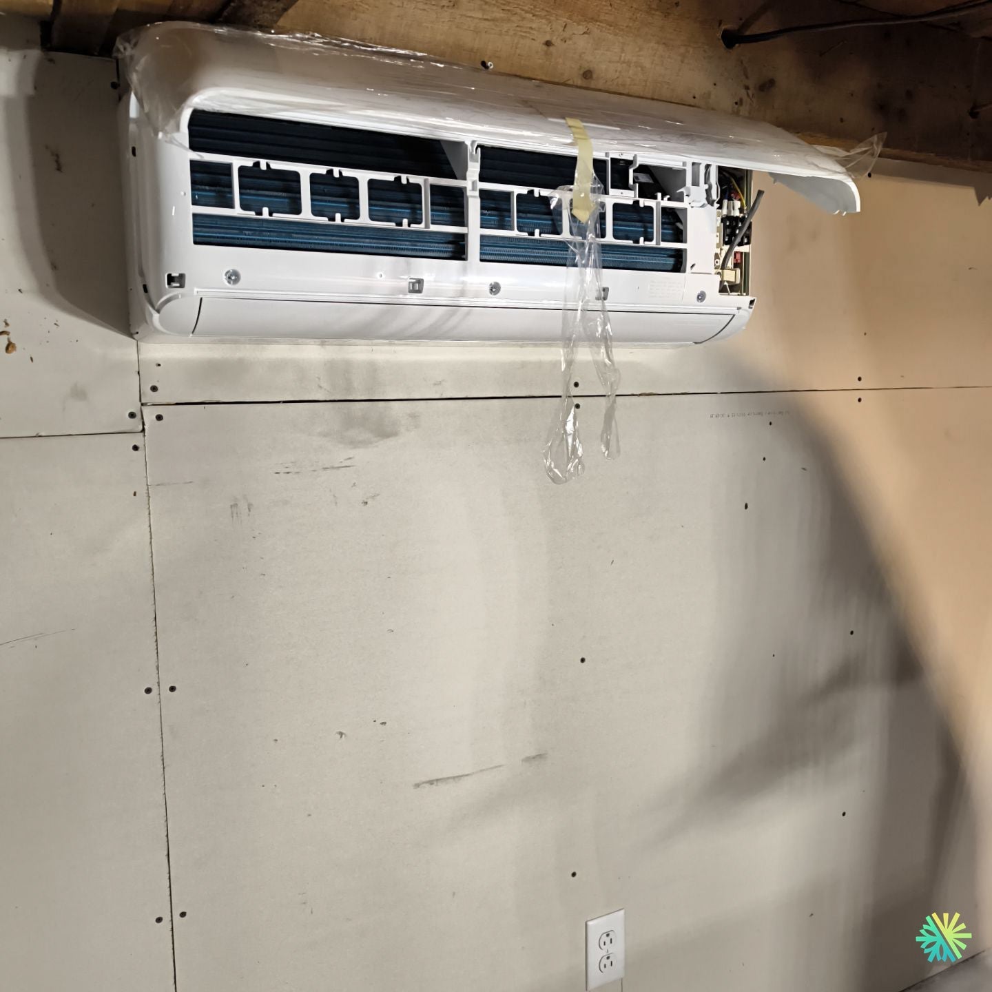 Réparation d’une thermopompe murale Midea à Saint-Lambert