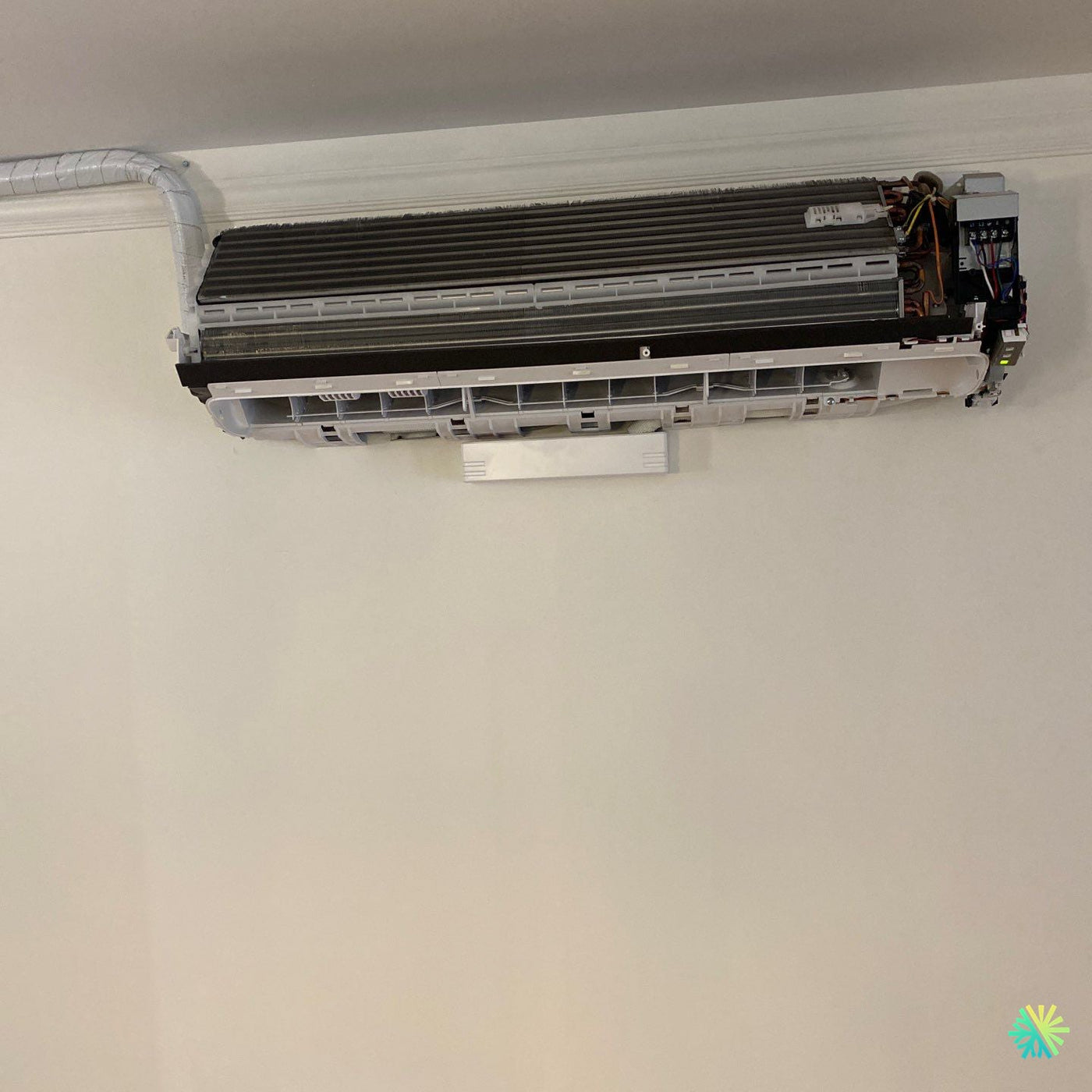 Réparation d’un climatiseur mural Midea à Ville-Marie