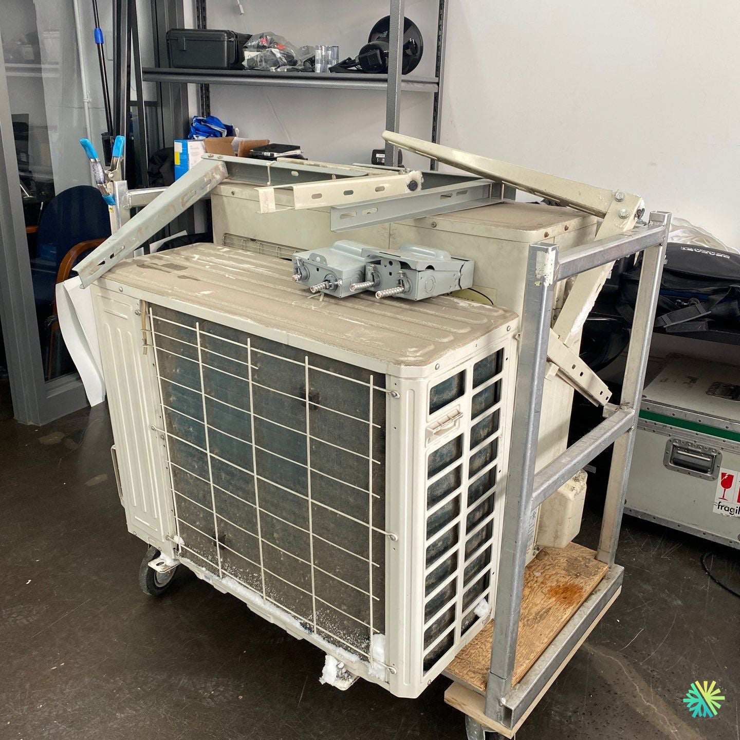 Nettoyage d’une thermopompe murale MultiZone en atelier à Saint-Laurent