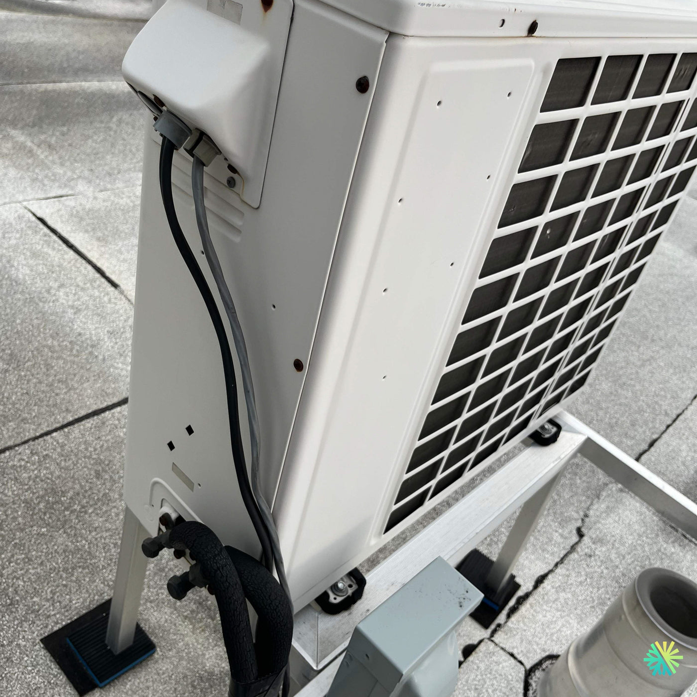 Réparation d’une thermopompe Midea à Brossard