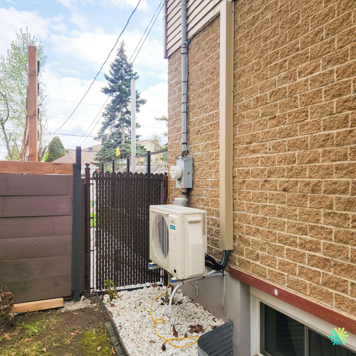 Installation d’une thermopompe murale FUJITSU AIRSTAGE ORION XLTH+ à Noyan : une installation extérieure sur supports muraux dans un espace latéral restreint