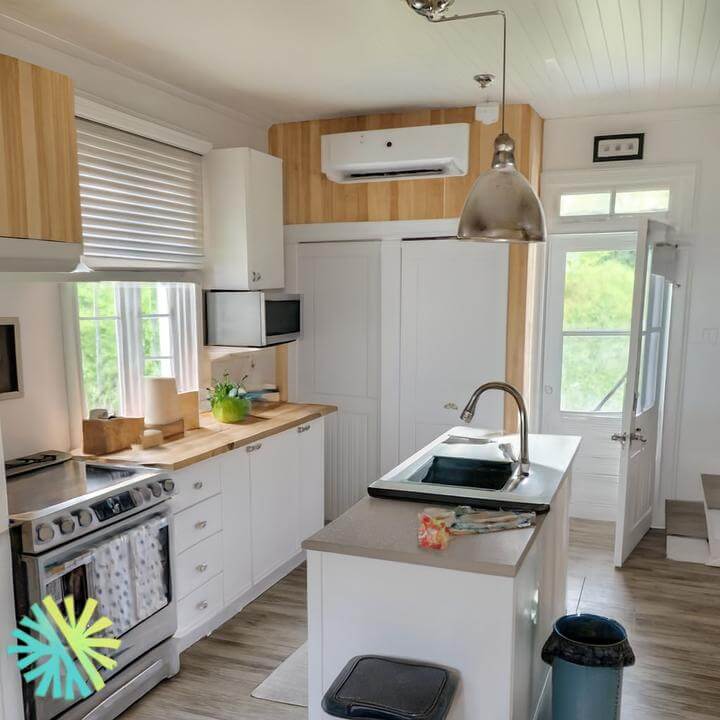 Installation d'une Thermopompe Murale Sharp TU à Montréal-Est sous un plafond en bois