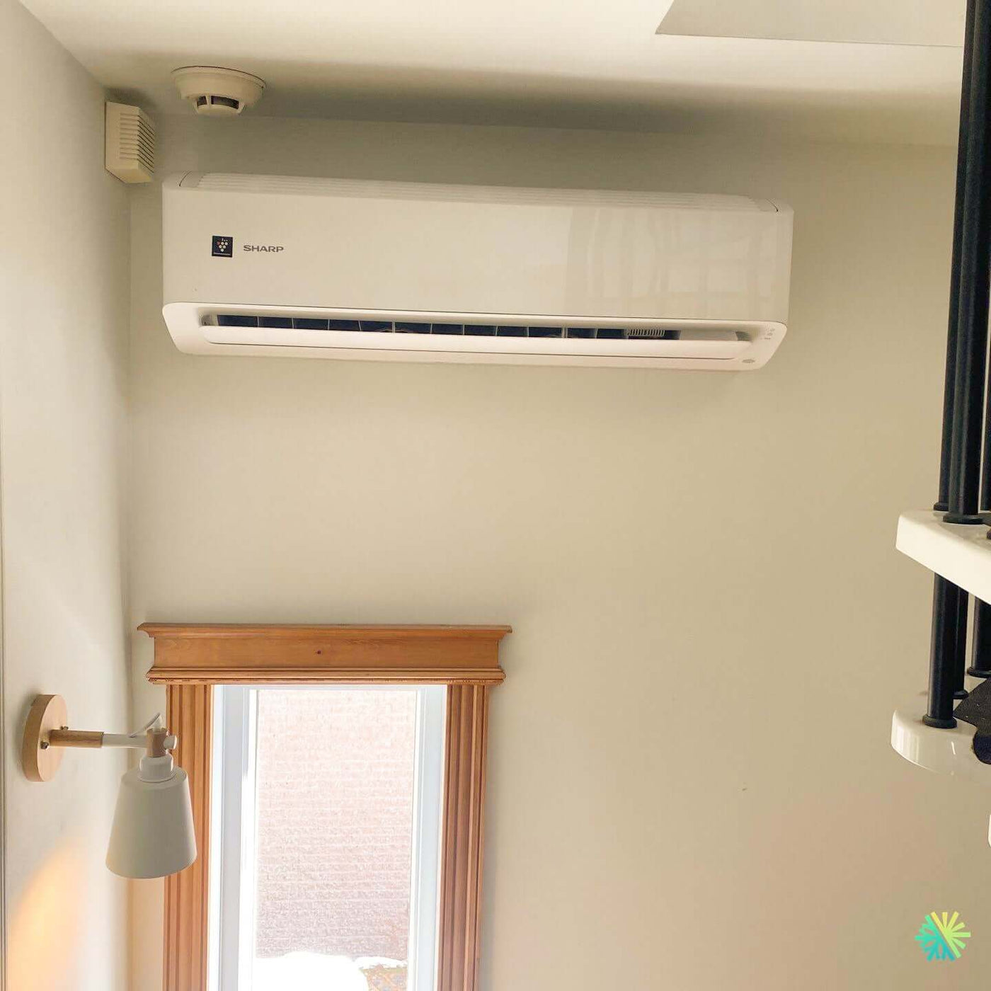 Thermopompe murale SHARP Double Zone installée dans un escalier cathédrale à Laval