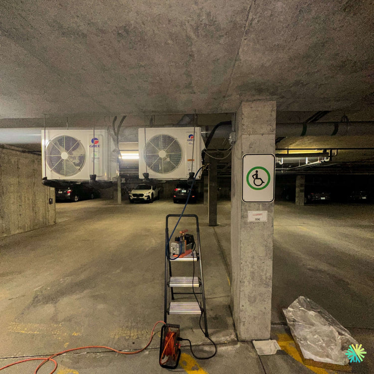 Installation d’une thermopompe murale GREE VITA R32 – climatiseur mini split à Ville Mont-Royal avec unités extérieures suspendues en garage intérieur
