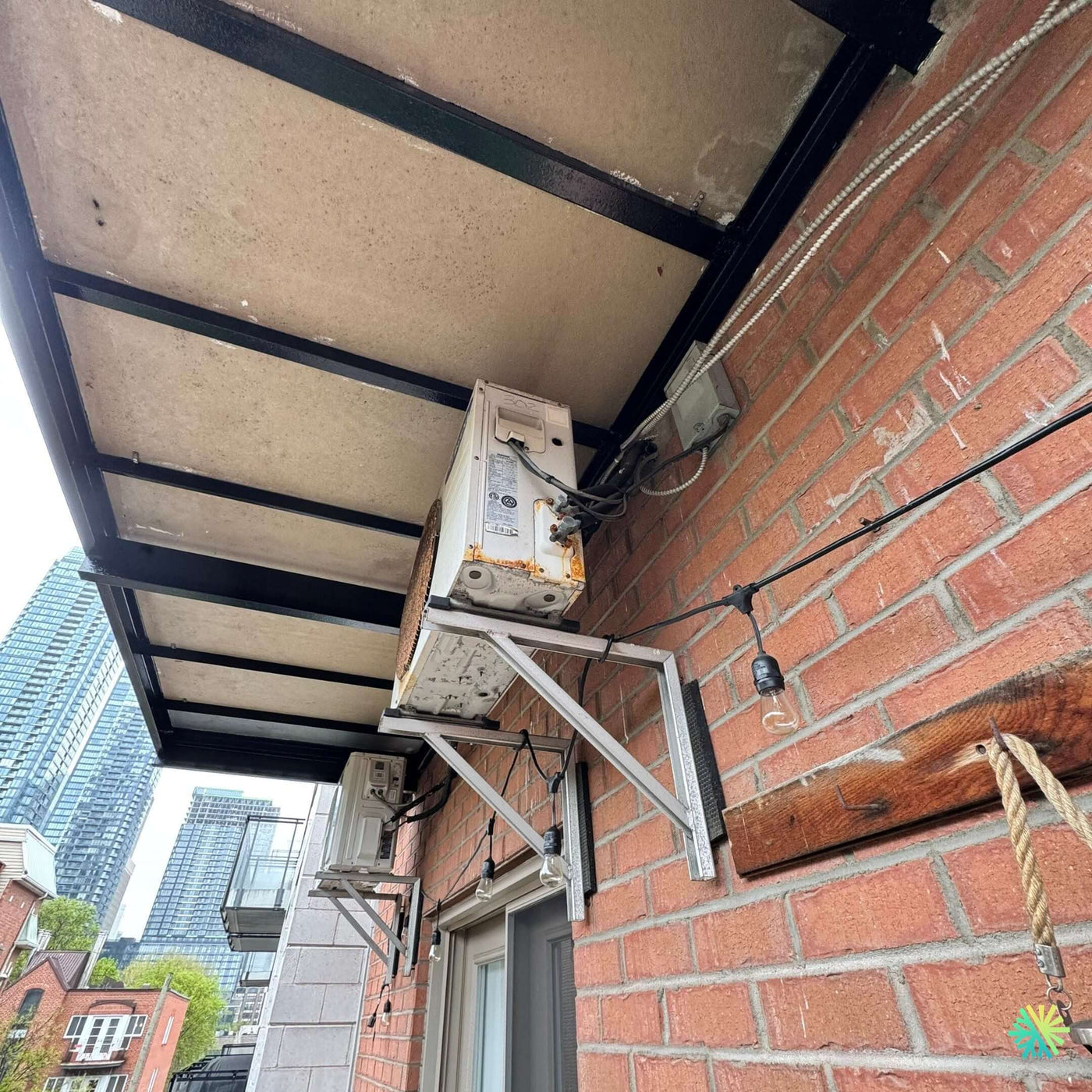 Nettoyage d’une unité extérieure de thermopompe murale au Plateau-Mont-Royal
