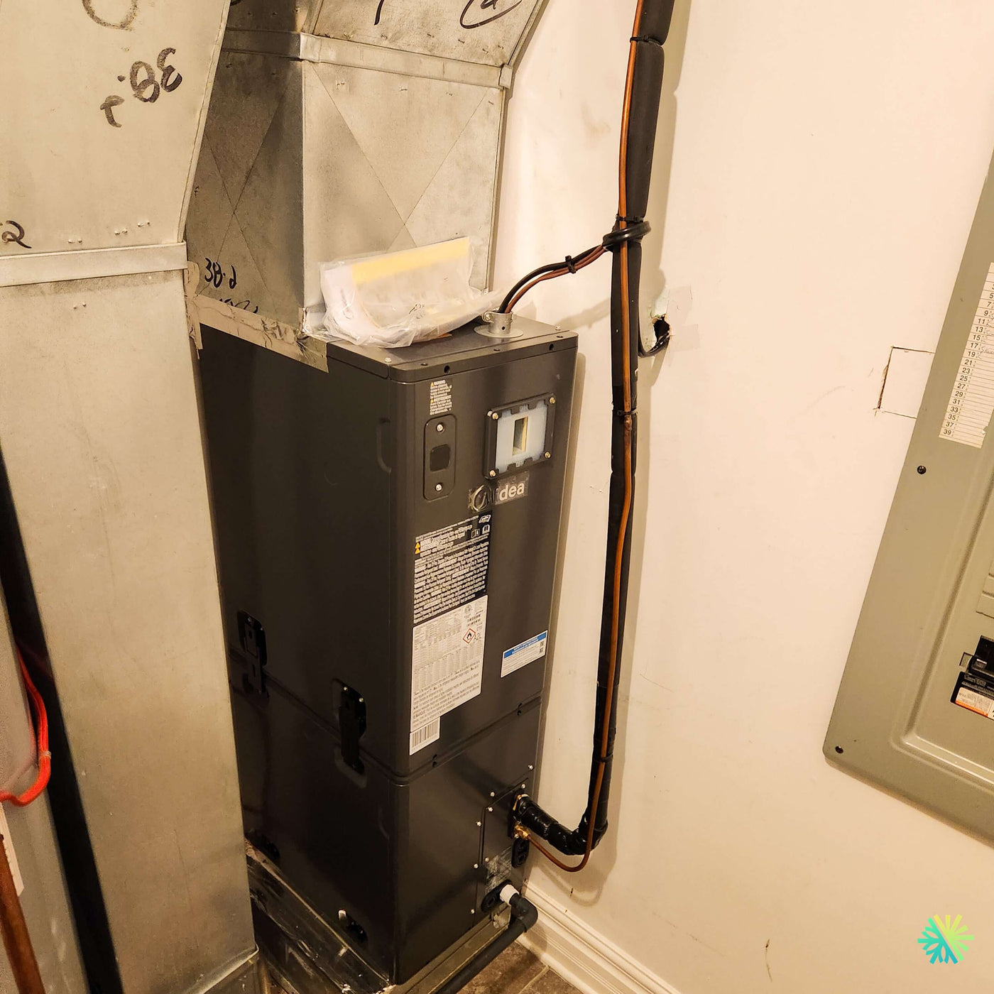 Installation d’une Fournaise Électrique MIDEA EVOX G3 2 Tonnes – Système Central Air Handler au Vieux-Port de Montréal