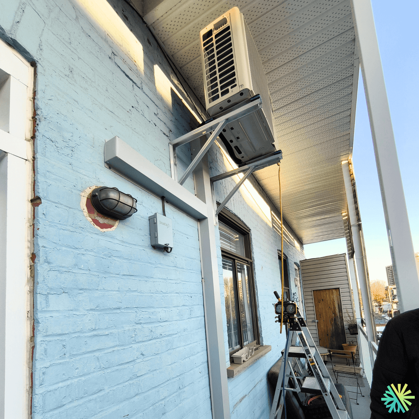 Installation d’une thermopompe murale Sharp ZU1 sur balcon au Plateau-Mont-Royal (Montréal)