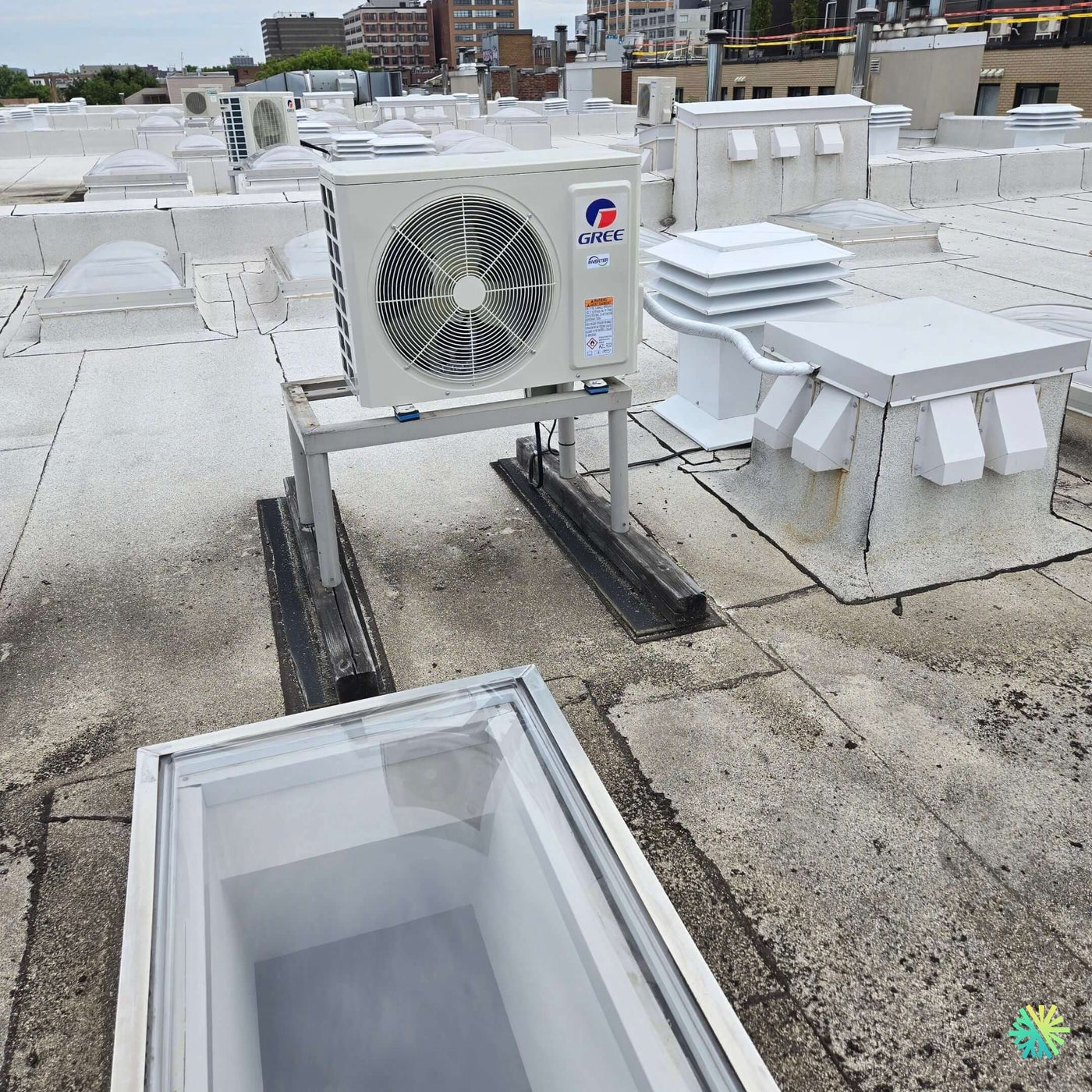 Installation d’une Gree thermopompe centrale sur toit plat à Ville-Marie