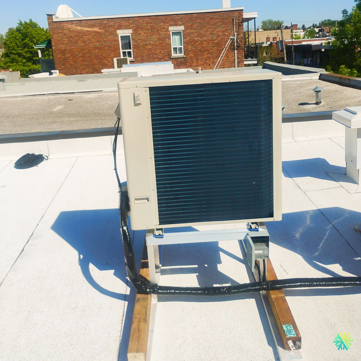 Installation d’une thermopompe multizone double zone HITACHI airHome Multi à Brossard
