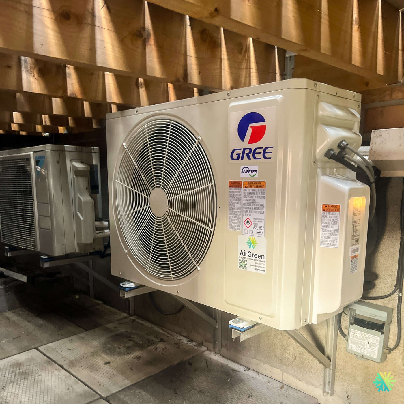 Installation d’une thermopompe murale GREE CROSSOVER R32 à Ahuntsic-Cartierville, Montréal : un mini split performant installé sous structure de bois avec finition professionnelle AirGreen