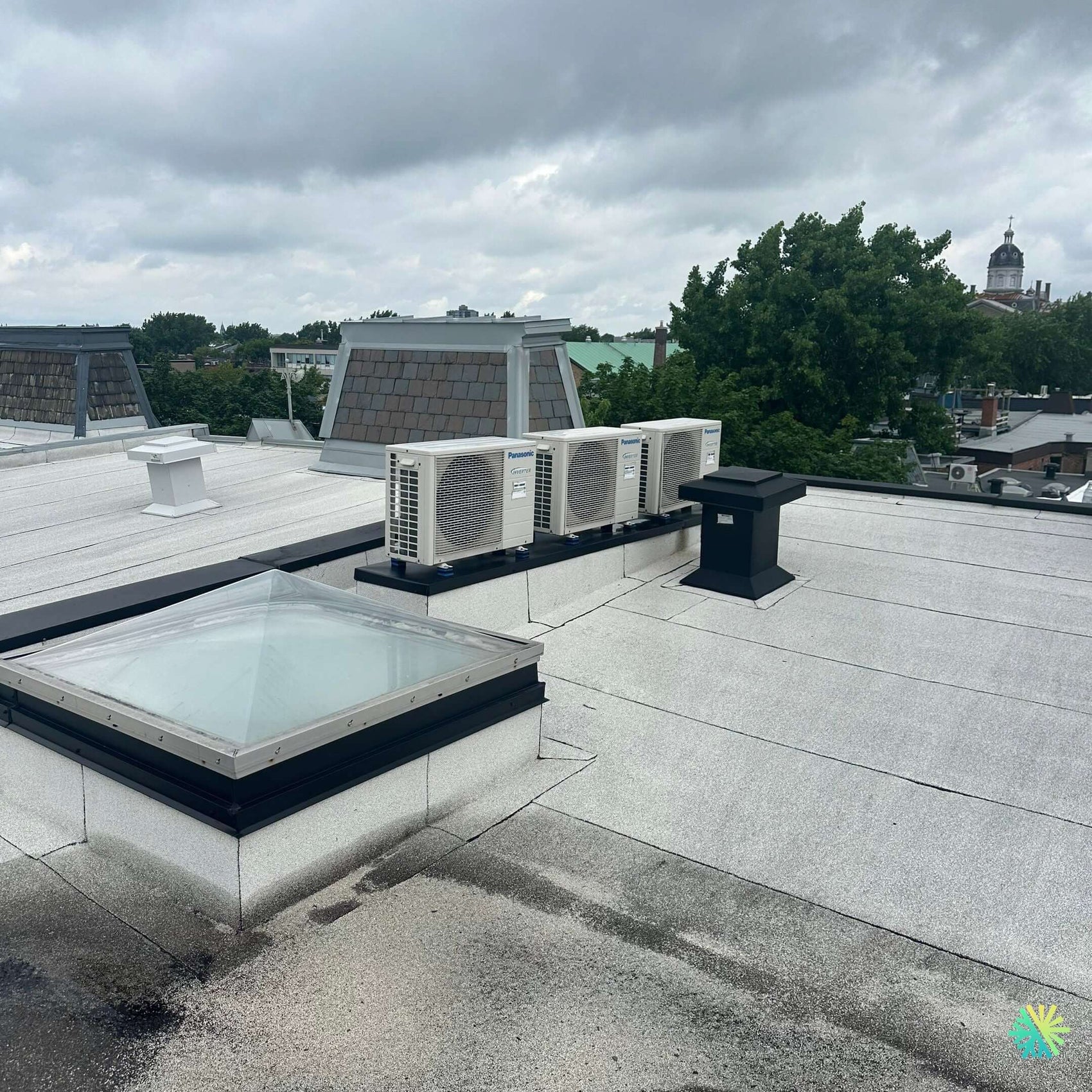Installation d’une Panasonic thermopompe MultiZone sur toit plat à Rosemont–La Petite-Patrie