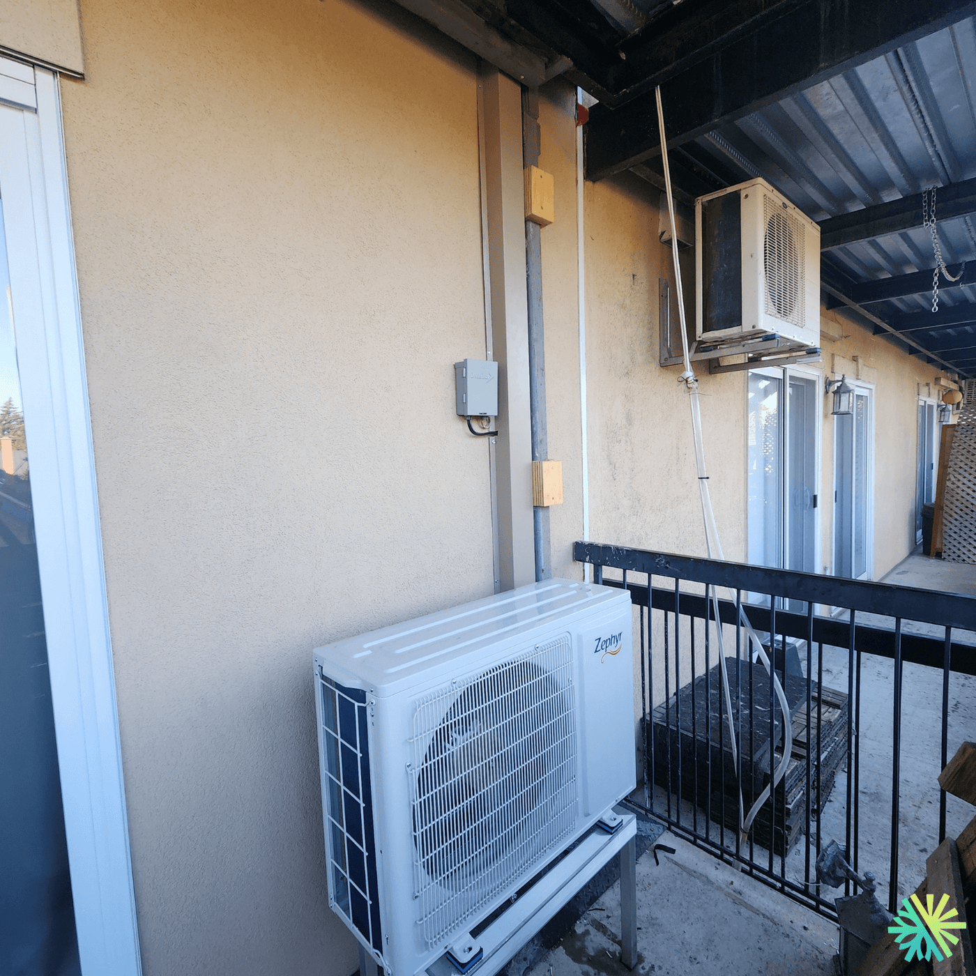 Installation d’une thermopompe murale Zephyr à Chomedey (Laval) : une unité extérieure parfaitement adaptée à un balcon de copropriété