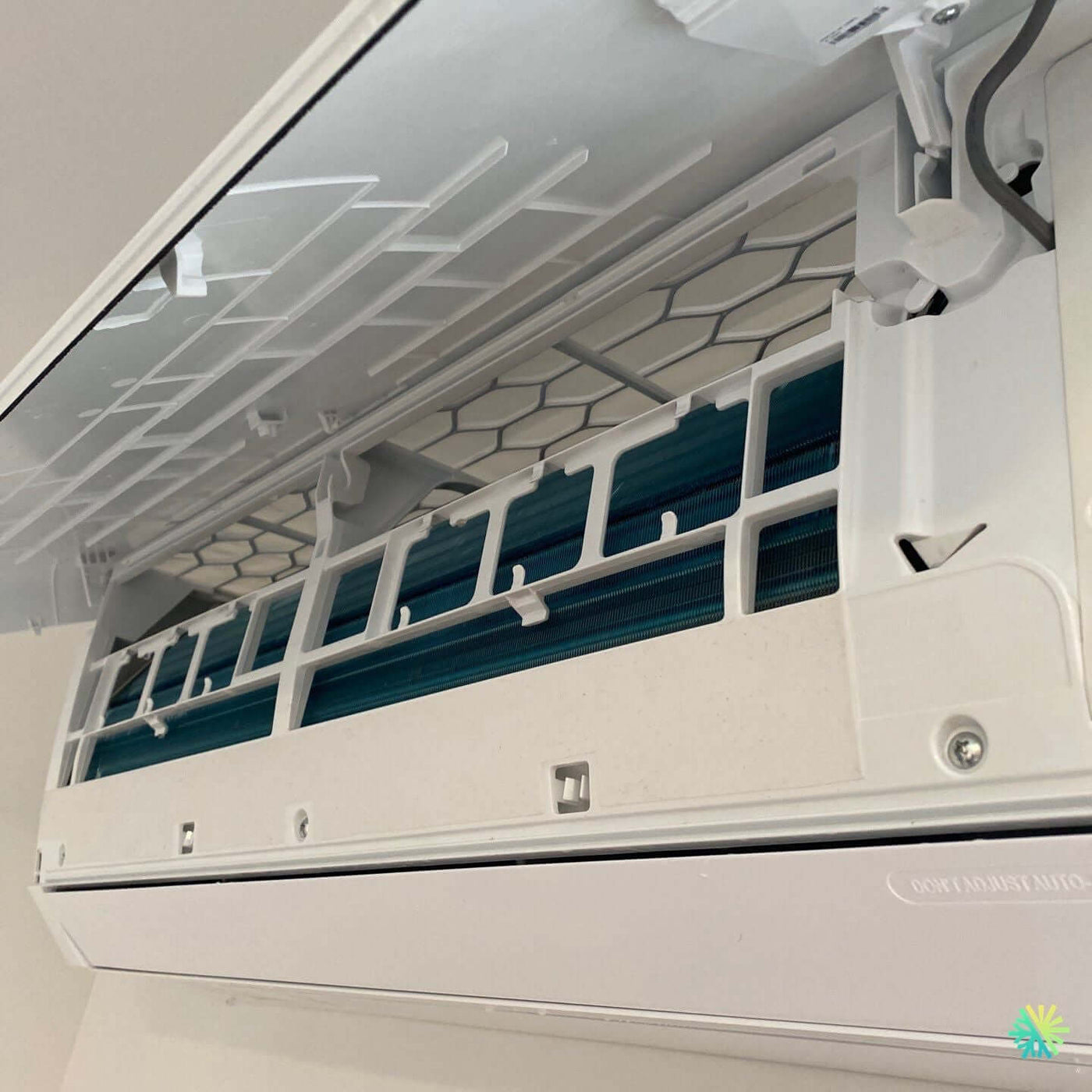 Réparation d’un climatiseur mural Midea à Côte-des-Neiges