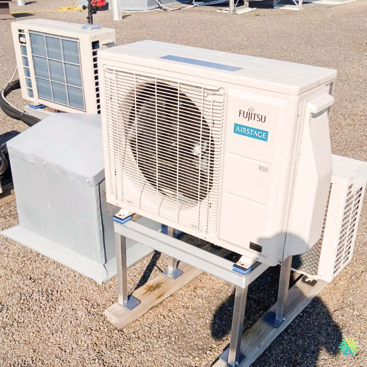Installation of a Fujitsu AIRSTAGE Altair 500 wall-mounted heat pump in Sainte-Brigide-d'Iberville: a rooftop installation designed for stability, clearance, and serviceability