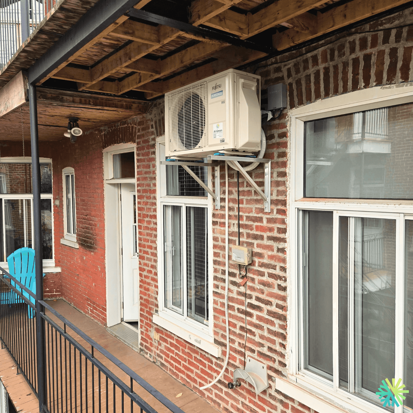 Installation d’une thermopompe murale Fujitsu sur balcon arrière au Plateau-Mont-Royal (Montréal)