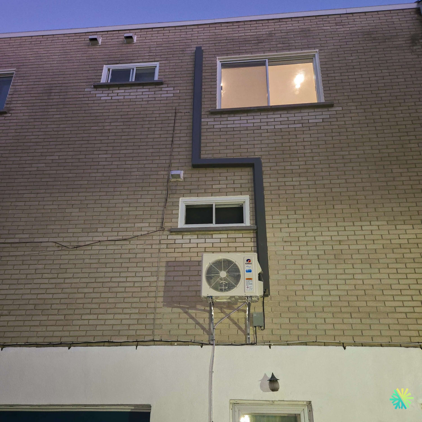 Installation d’une thermopompe murale GREE CLIVIA R32 à Delson sur la Rive Sud : un projet CVAC en hauteur avec finition extérieure soignée