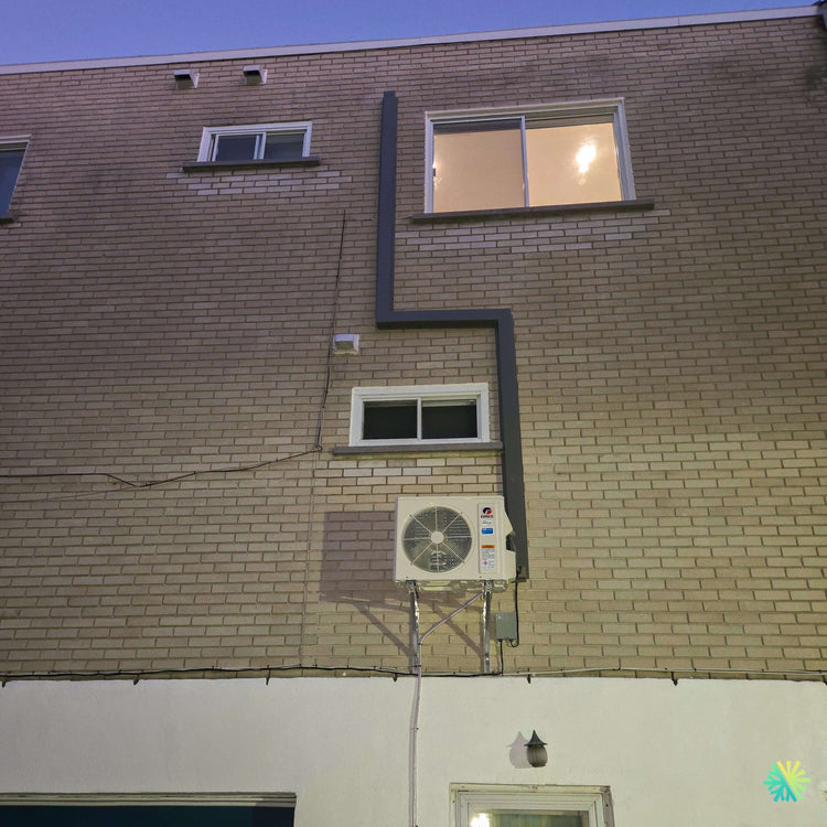Installation d’une thermopompe murale GREE CLIVIA R32 à Delson sur la Rive Sud : un projet CVAC en hauteur avec finition extérieure soignée