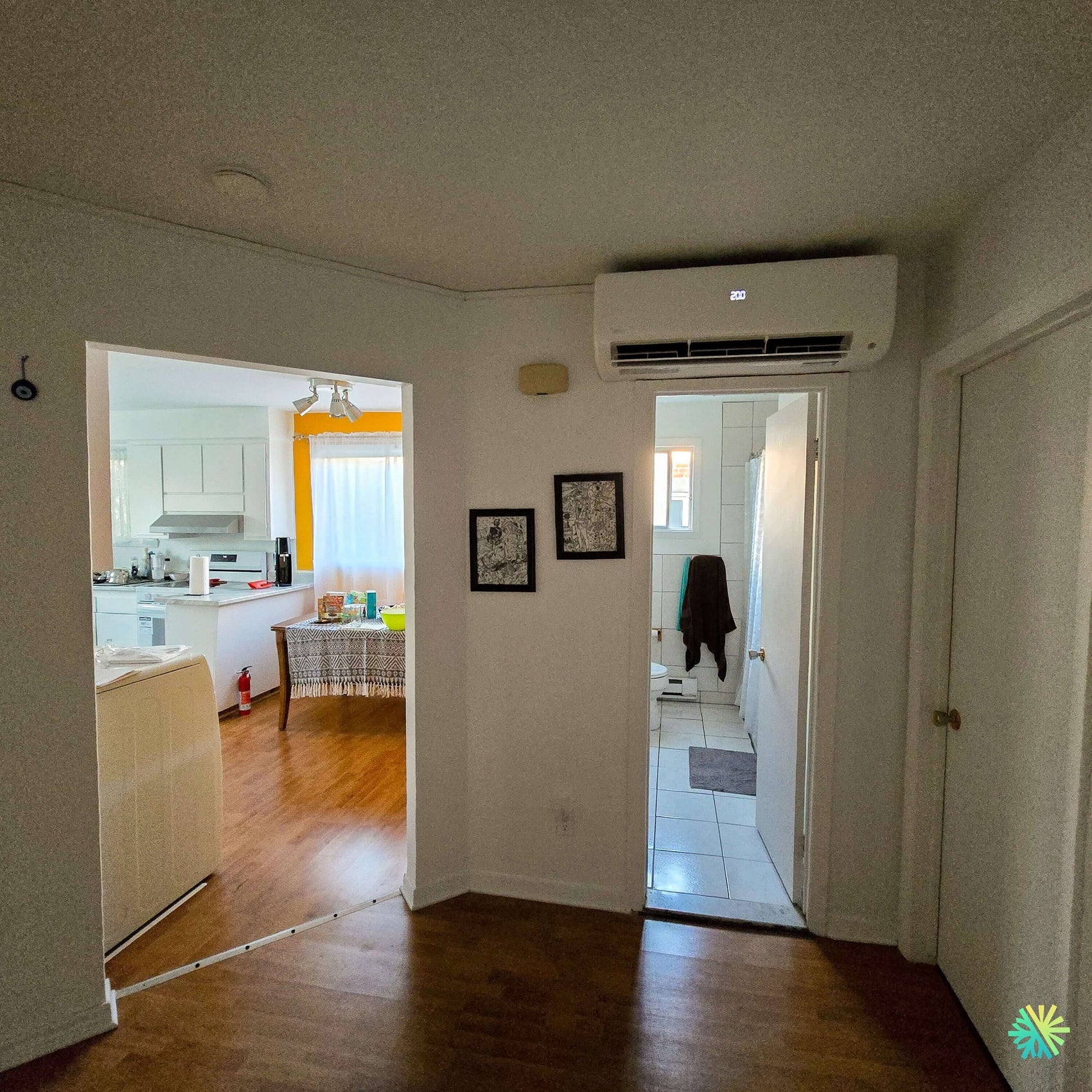 Installation d’une thermopompe murale MIDEA35 18 000 BTU à Terrebonne : un mini split performant pour mieux climatiser une aire de vie ouverte et un corridor central