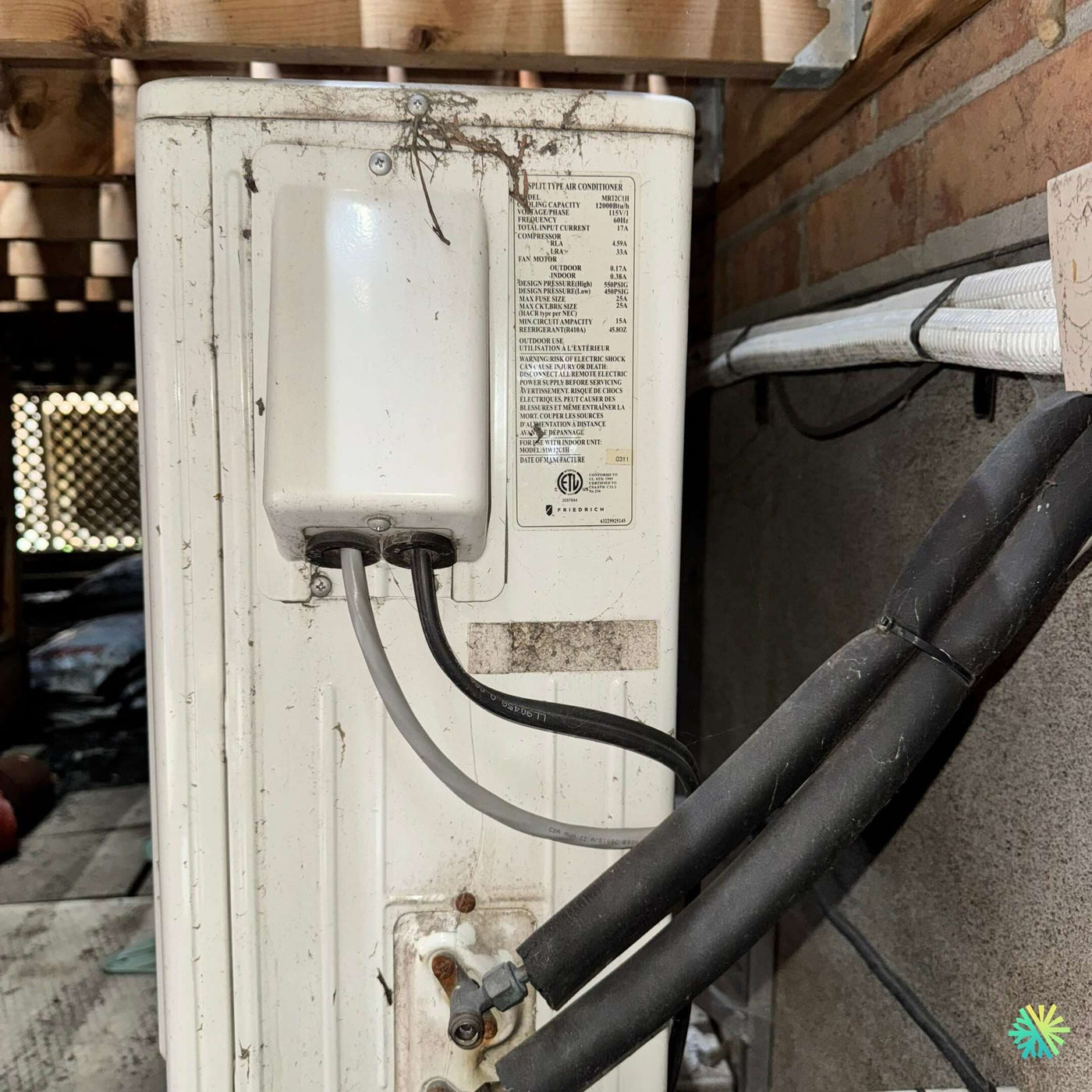 Nettoyage d’une thermopompe murale extérieure à Boisbriand