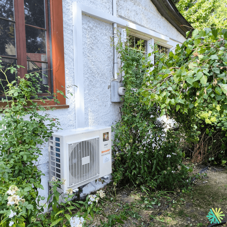 Installation d’une thermopompe murale Sharp à Outremont : confort quatre saisons dans une maison unifamiliale