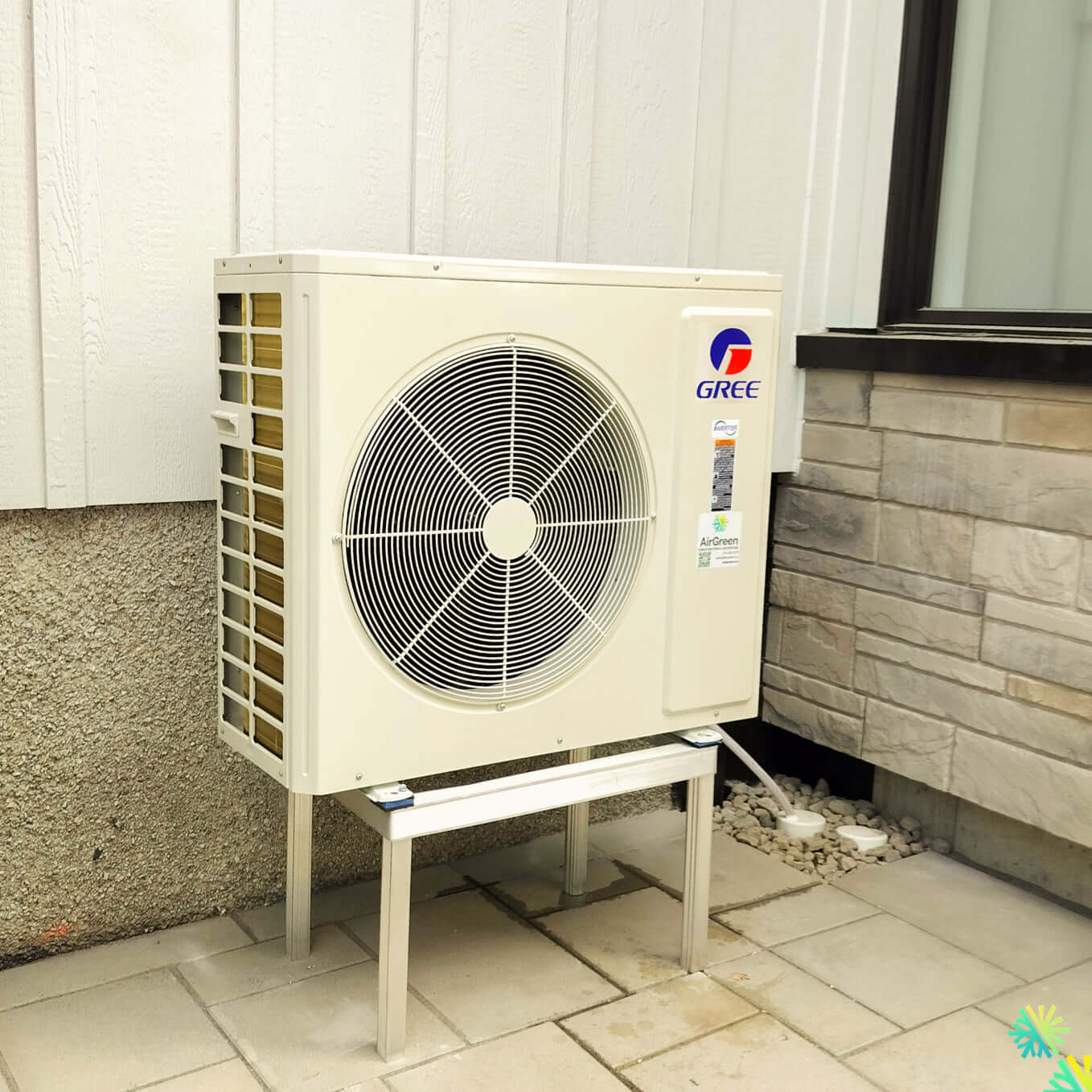 Installation d’une thermopompe gainable GREE All Match Slim Duct R32 à Pierrefonds-Roxboro : système Slim Duct ductable avec unité extérieure sur support surélevé