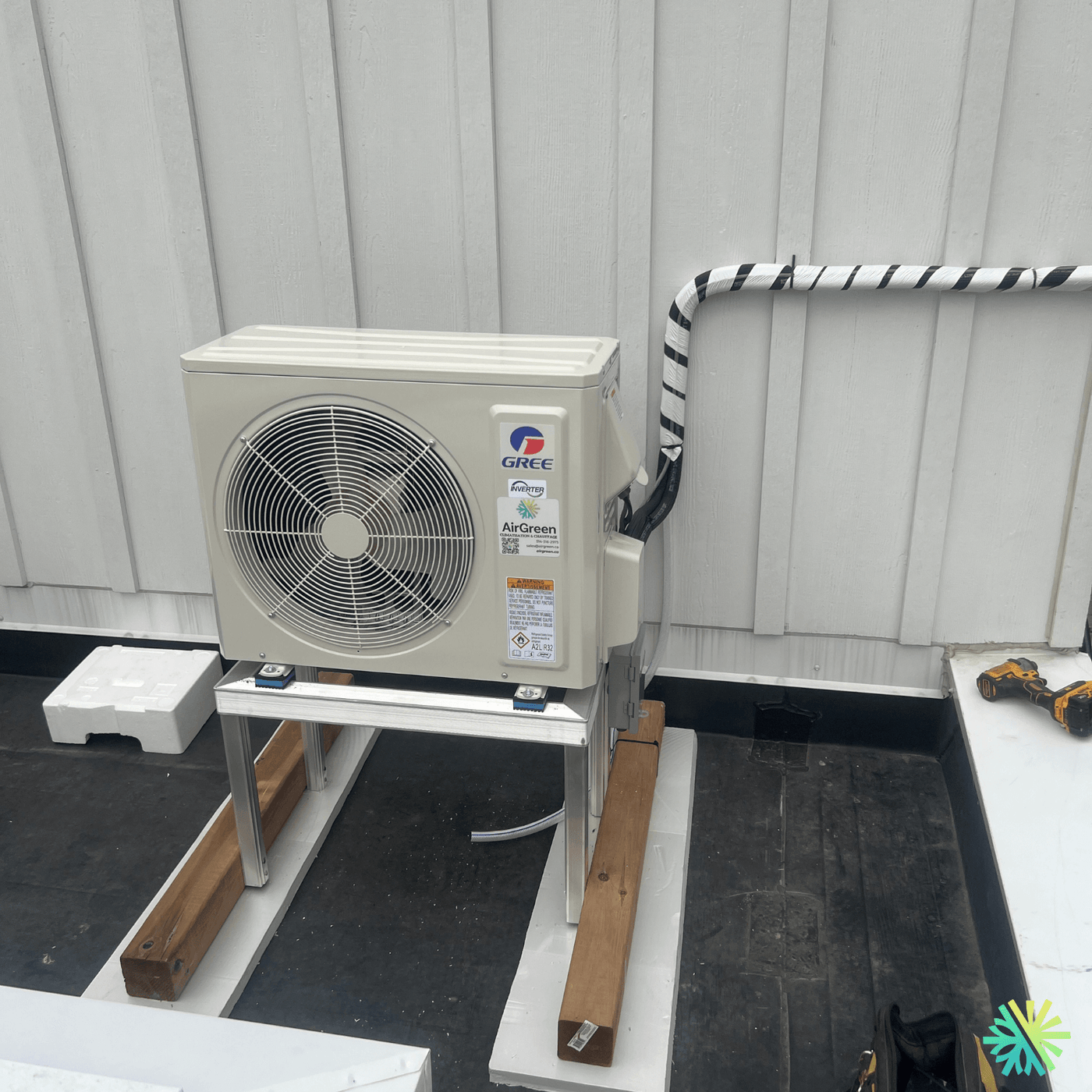 Installation d’une thermopompe murale Gree sur toit plat à Rosemont–La Petite-Patrie
