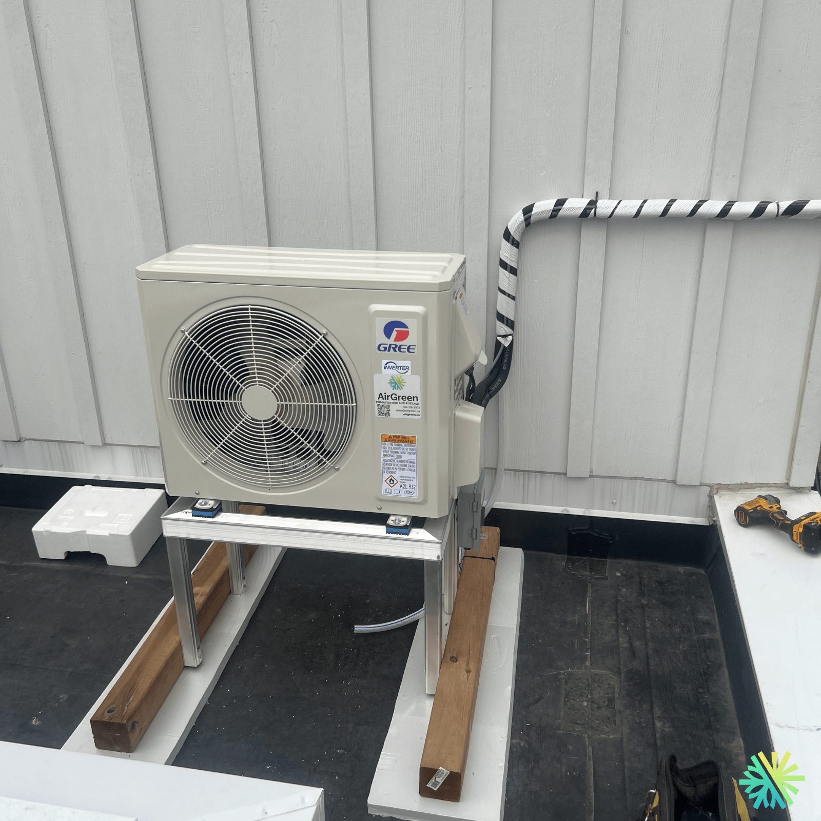 Installation d’une thermopompe murale Gree sur toit plat à Rosemont–La Petite-Patrie