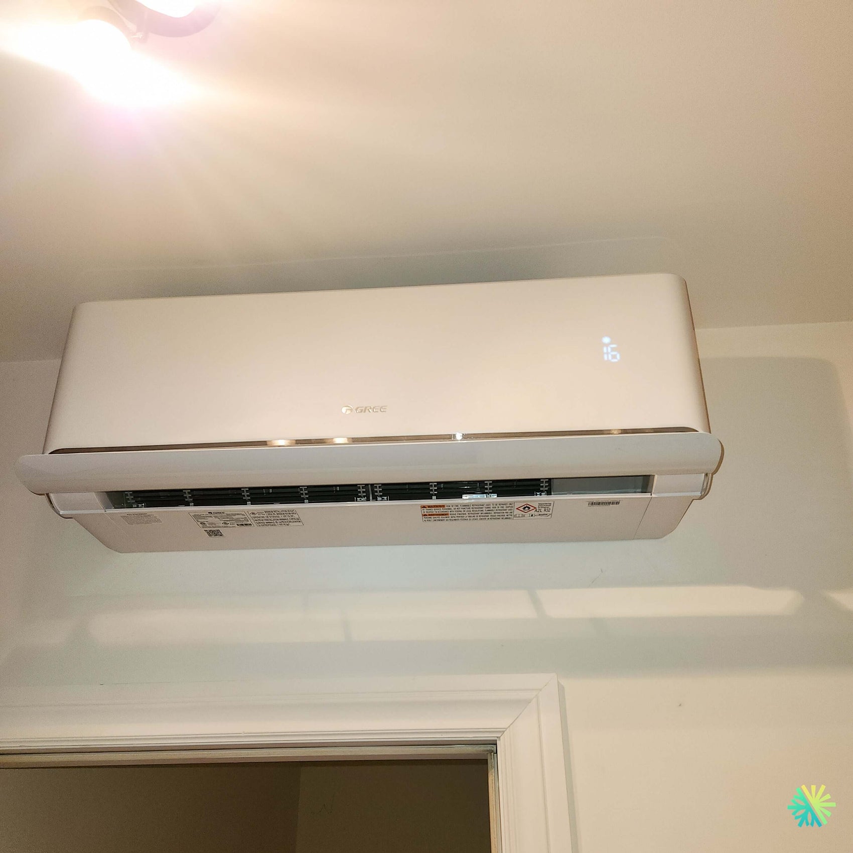 Installation d’une thermopompe murale GREE EXTREME R32 à Côte Saint-Luc – climatiseur mini split R32 installé avec précision au-dessus d’une ouverture intérieure