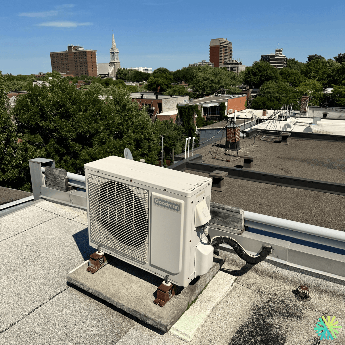 Réparation d’une thermopompe murale Goodman sur toit-terrasse — Plateau-Mont-Royal (Montréal)