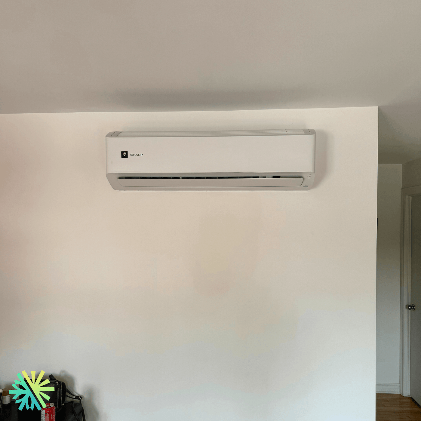 Installation d'une thermopompe murale Sharp ZHU1 à Verdun, Montréal