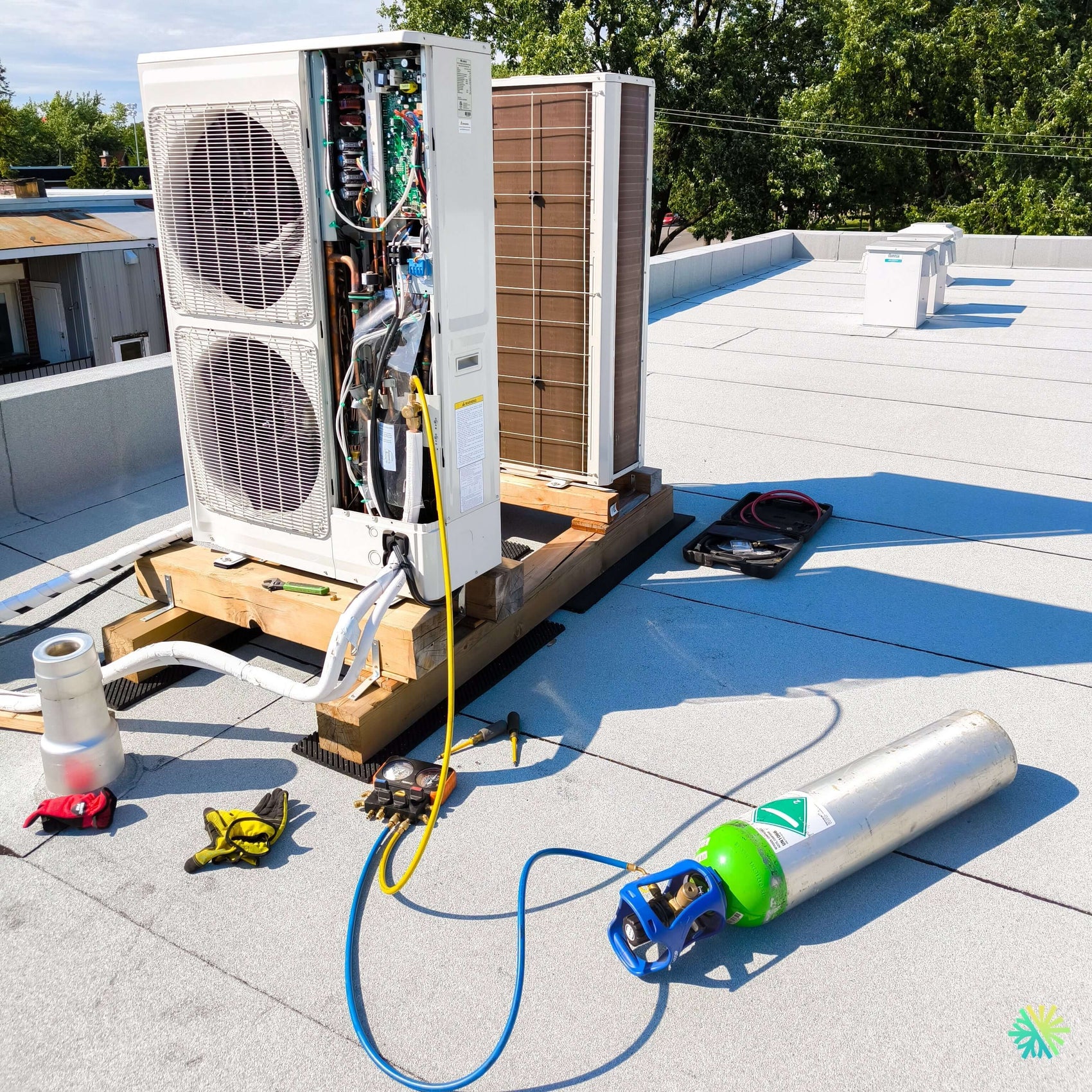 Installation d’un système VRF GREE Mini-GMV à Chomedey, Laval : une mise en service technique sur toiture pour un confort multi-zones précis