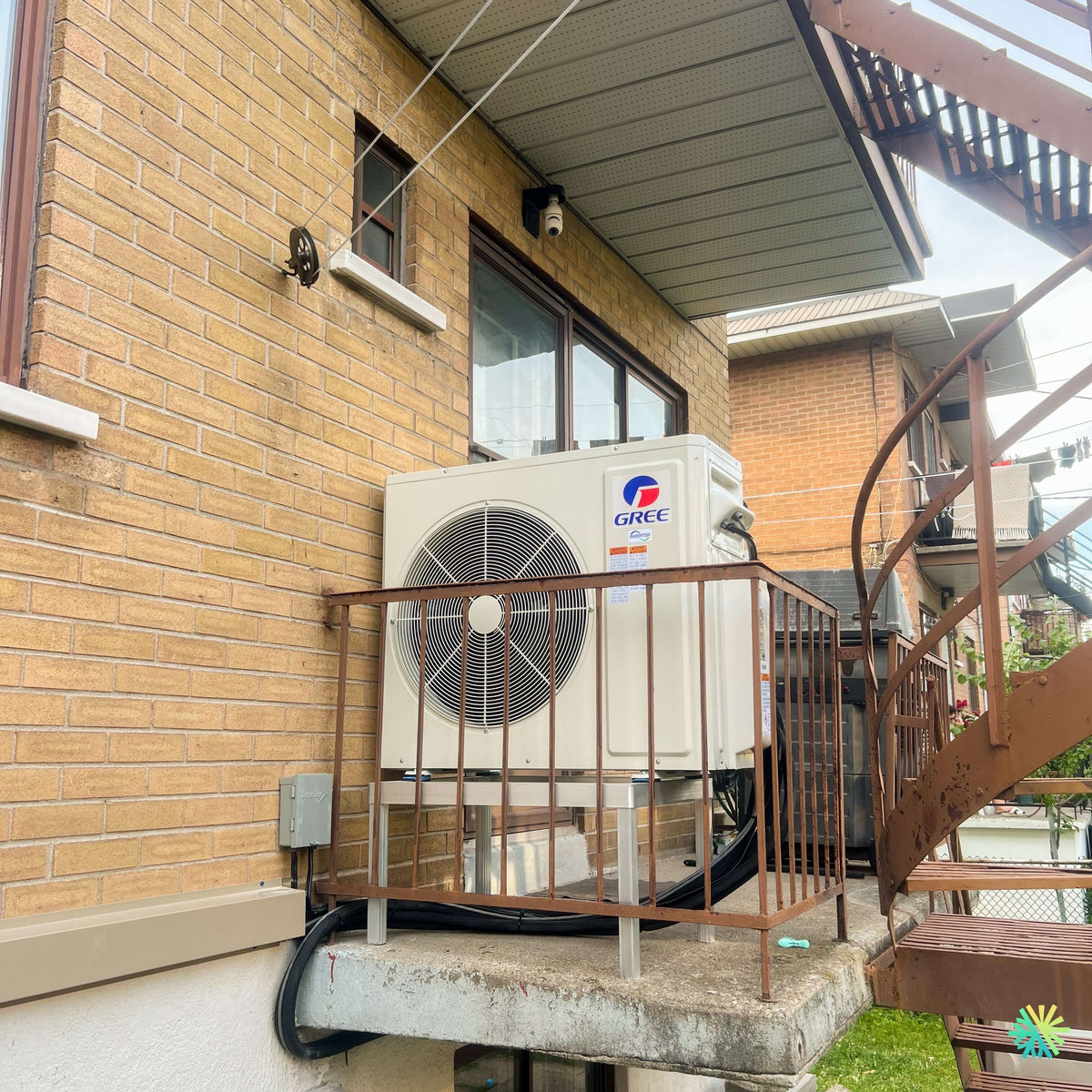 Installation d’une thermopompe gainable GREE All Match Slim Duct R32 à Sainte-Thérèse – système Slim Duct discret avec unité extérieure sur balcon arrière