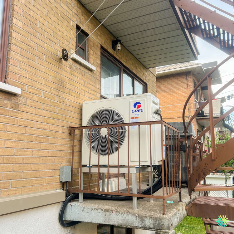 Installation d’une thermopompe gainable GREE All Match Slim Duct R32 à Sainte-Thérèse – système Slim Duct discret avec unité extérieure sur balcon arrière