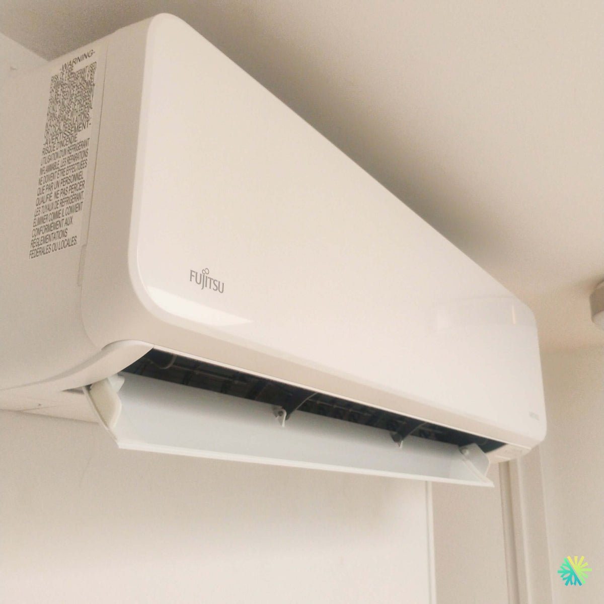 Installation d’une thermopompe murale Fujitsu AIRSTAGE Altair 500 à Saint-Amable dans un espace intérieur restreint près du plafond