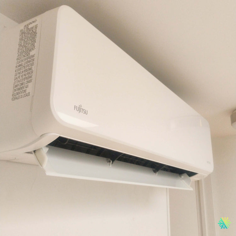 Installation d’une thermopompe murale Fujitsu AIRSTAGE Altair 500 à Saint-Amable dans un espace intérieur restreint près du plafond