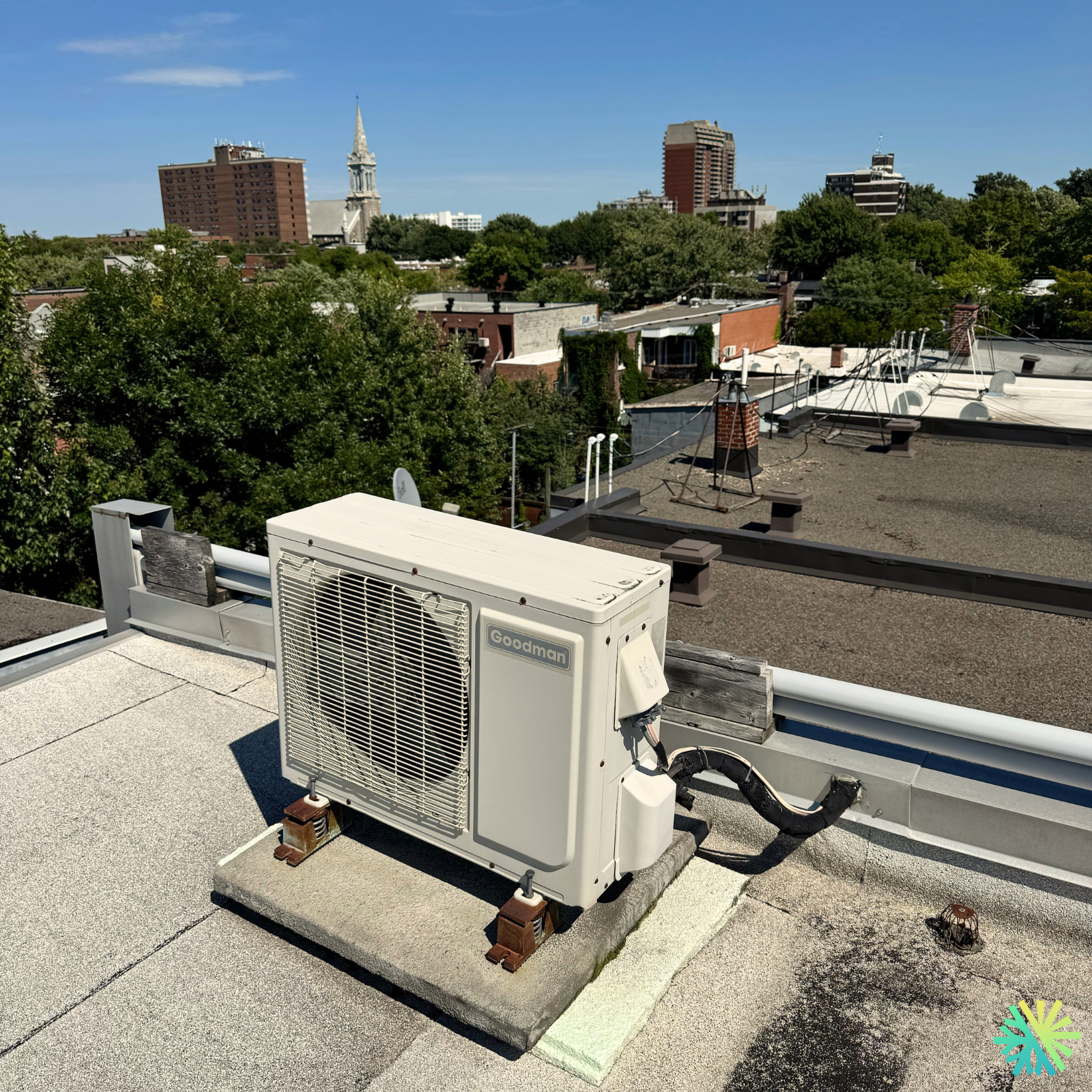 Réparation d’une thermopompe murale Goodman sur toit-terrasse — Plateau-Mont-Royal (Montréal)
